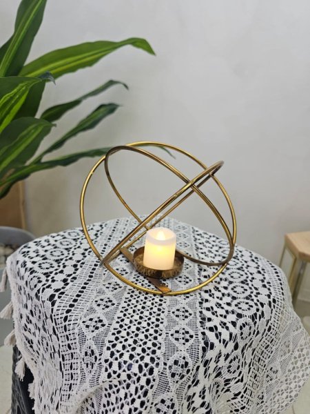 شمعدان حديد مع شمعة اضاءة